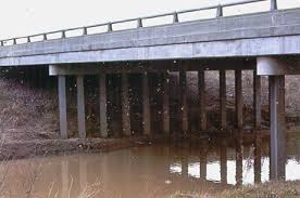Flusso sotto una diga -Dam con un Palancola